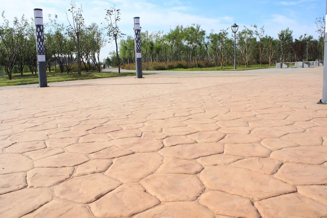 Zona de relax de una institución educativa con pavimento de concreto estampado en Valencia.